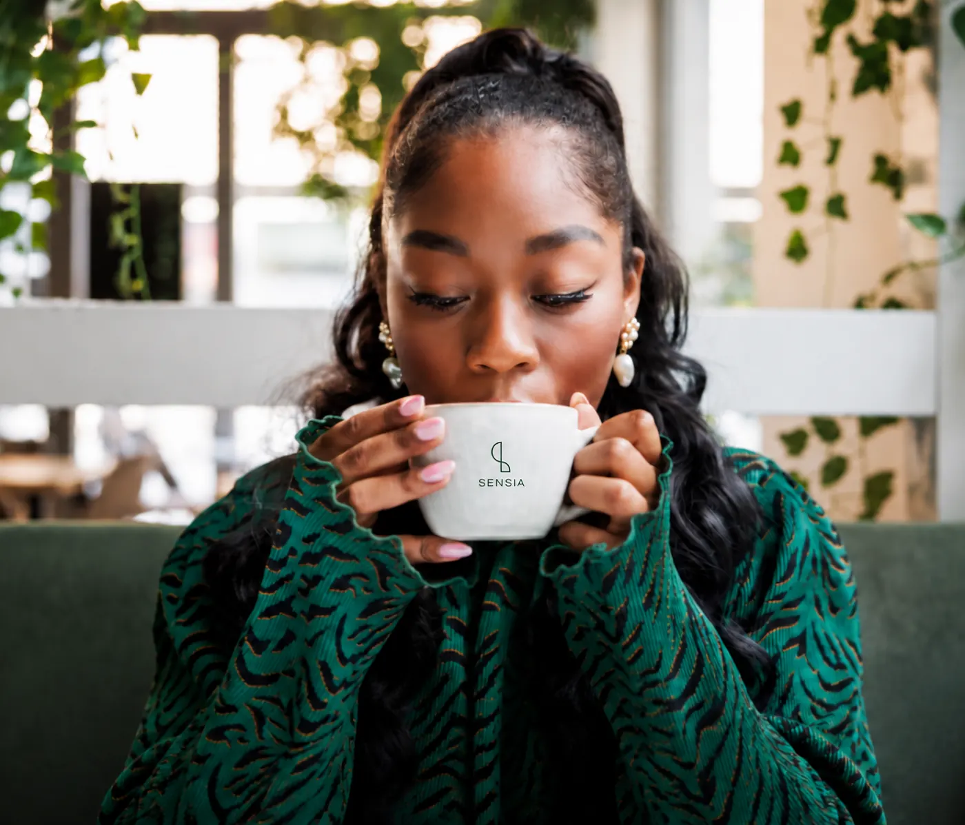 Mulher tomando café na xícara Sensia